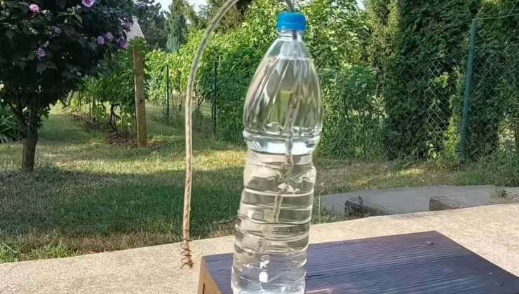 Sistema di irrigazione con bottiglia e spago