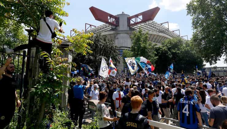 Tifosi interisti fuori allo stadio 