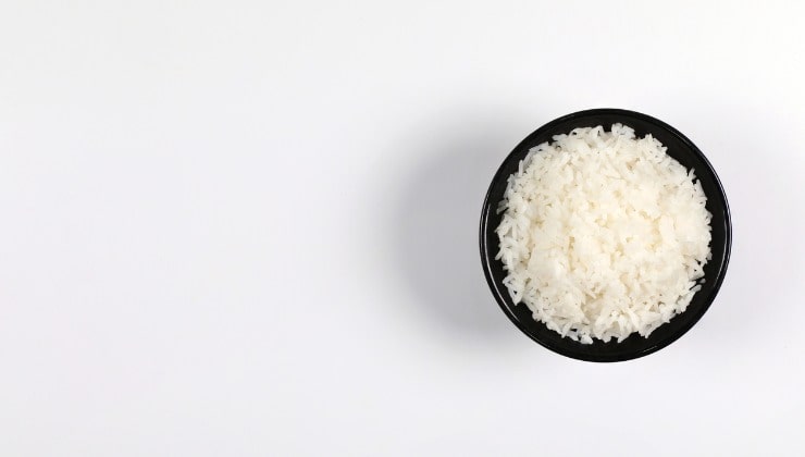Ciotola di riso bianco crudo