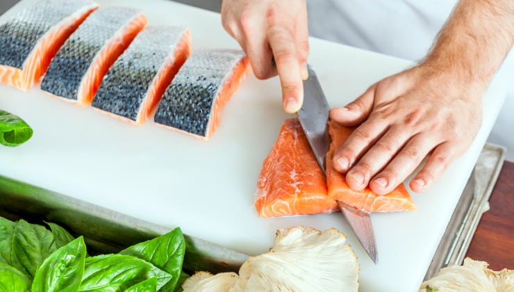 Couteau à fileter une partie du saumon