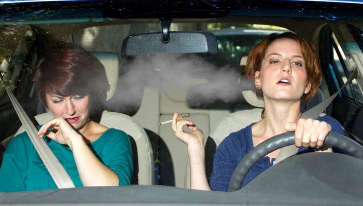 Donna fuma alla guida