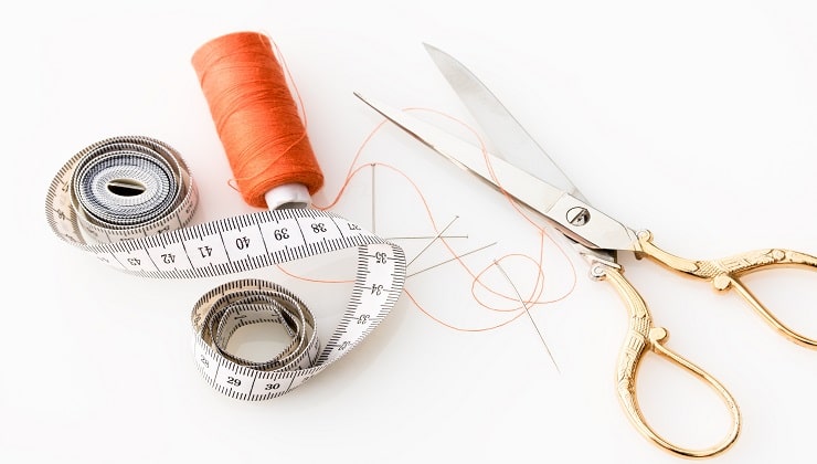 Ciseaux, ruban à mesurer, articles de couture