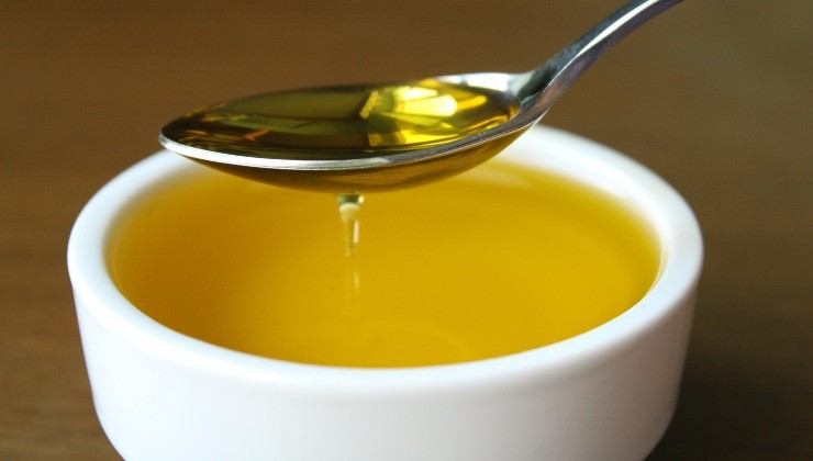 huile d'olive - remède naturel pour redonner de l'éclat aux portes en bois
