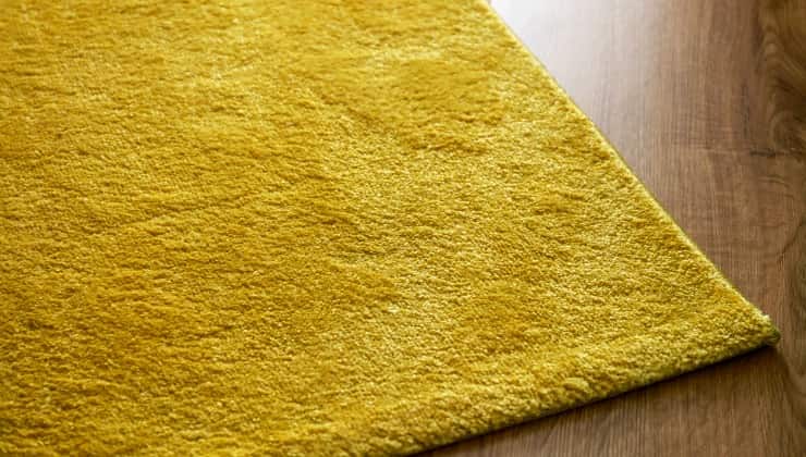 Čistý žlutý koberec