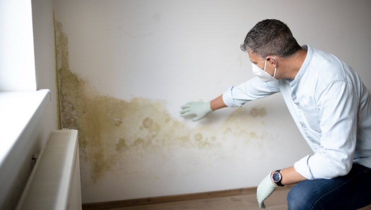 Peeling vernice bianca su muro di mattoni con mensola, interno di