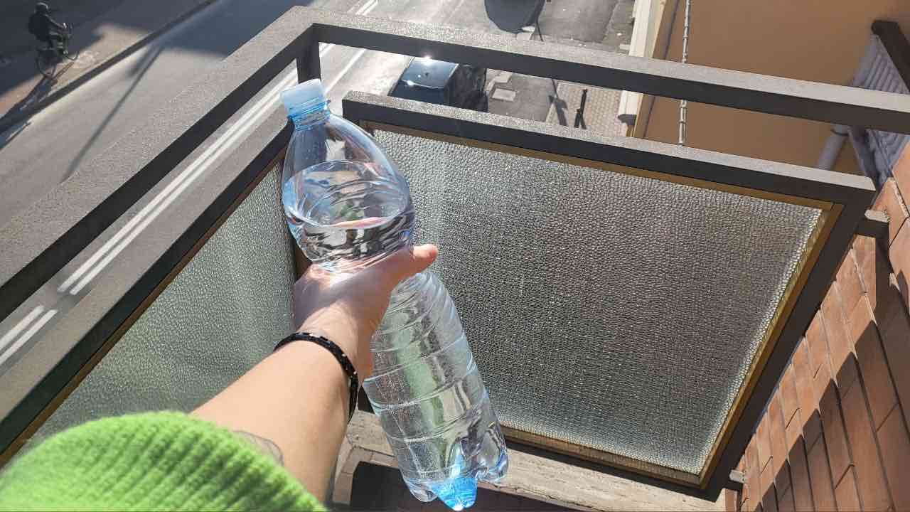 Botella colgada en el balcón