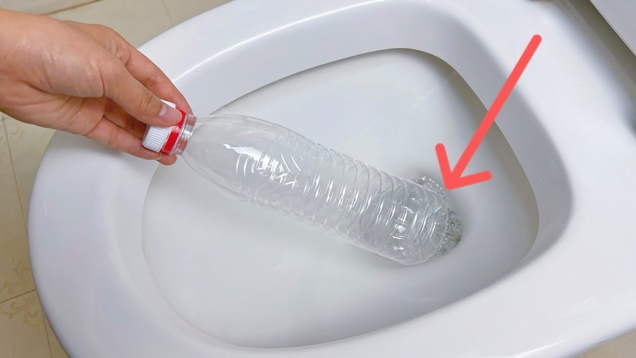 Botella de plástico en el baño.