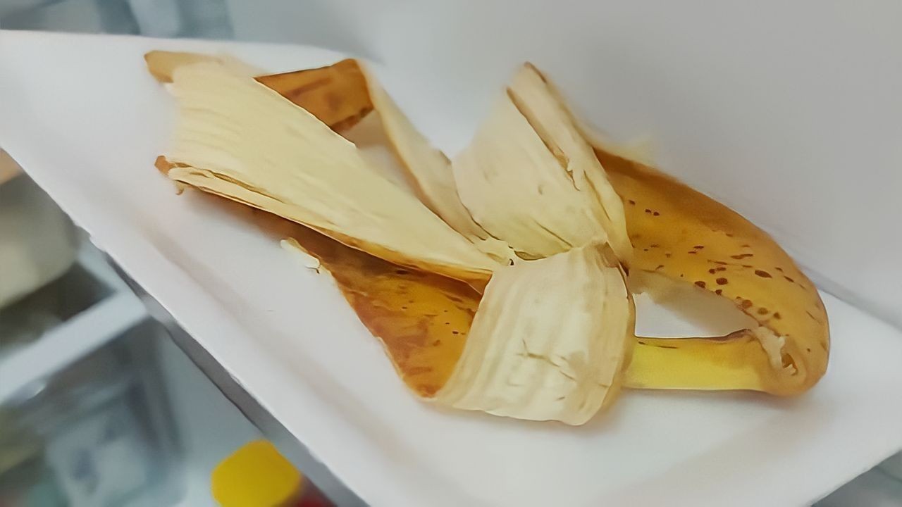 Cáscara de plátano en la nevera