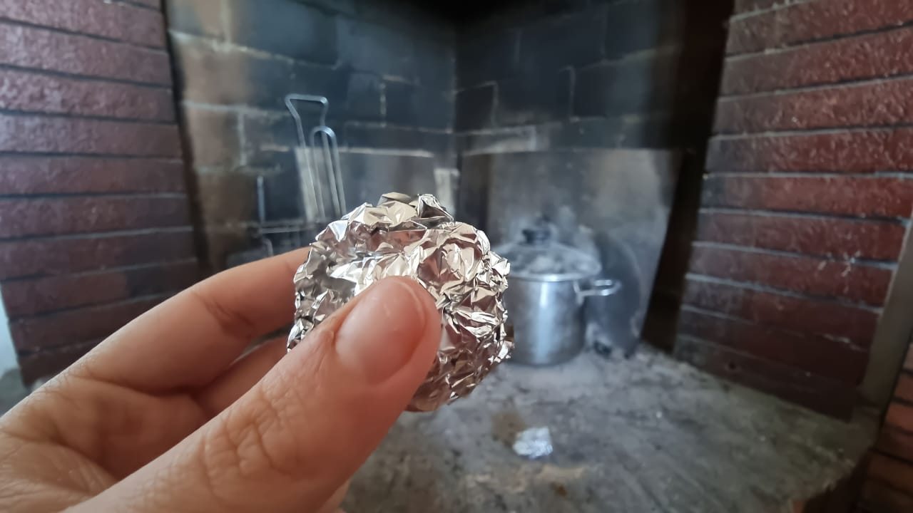 papel de aluminio en la chimenea