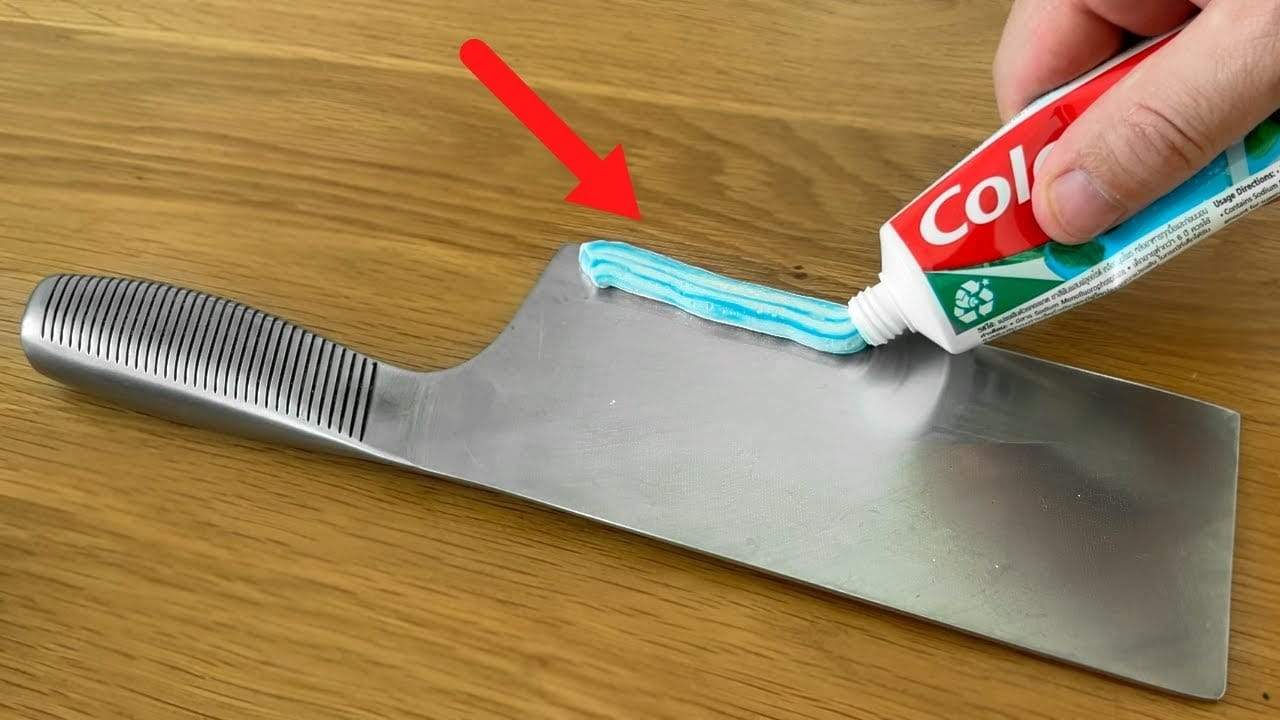 Pasta de dientes en un cuchillo