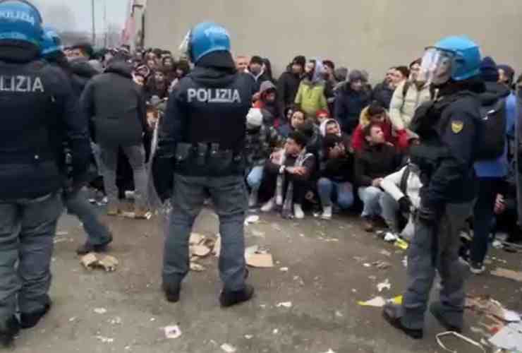 La polizia in tenuta antisommossa