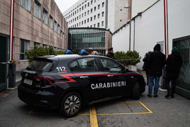 Milano, auto dei carabinieri al Policlinico