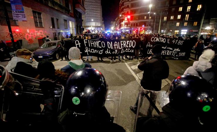 Milano, manifestazione anarchici