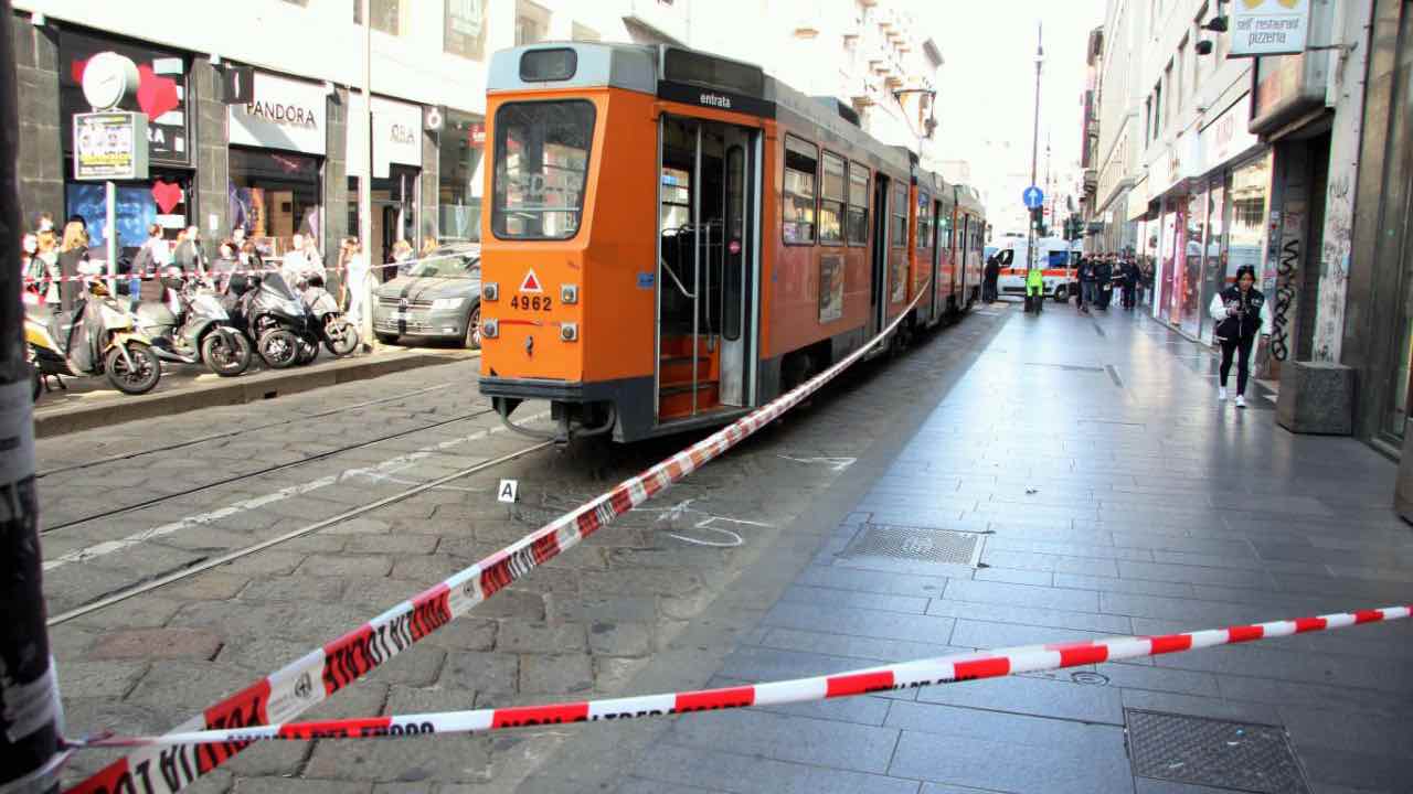 Milano via Torino, il tram che ha travolto la studentessa sul luogo dell'incidente