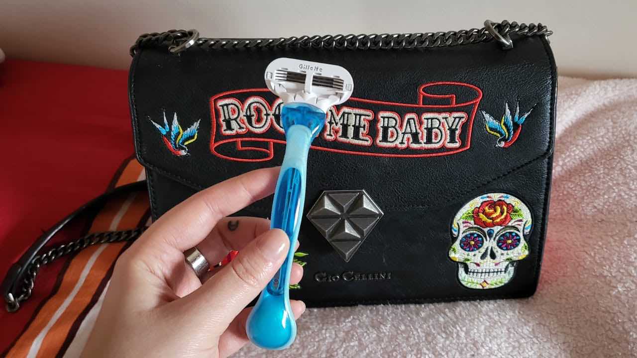 maquinilla de afeitar en bolsa