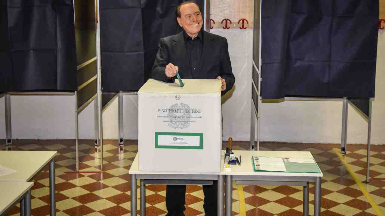 Silvio Berlusconi vota a Milano