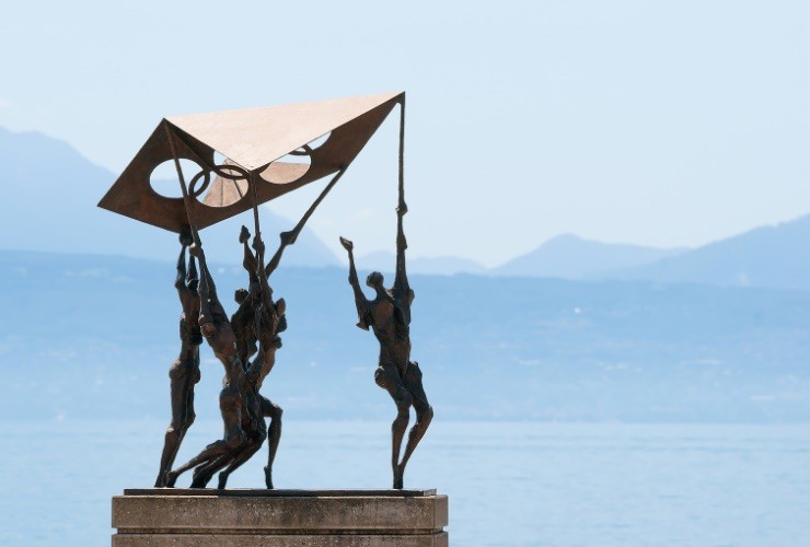 Statua con cerchi olimpici