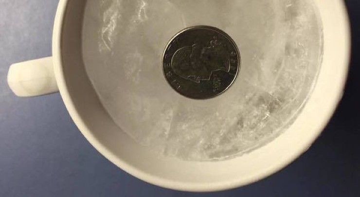moneda de diez centavos en el congelador