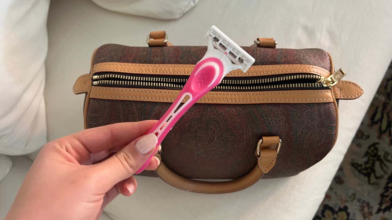 maquinilla de afeitar en la bolsa