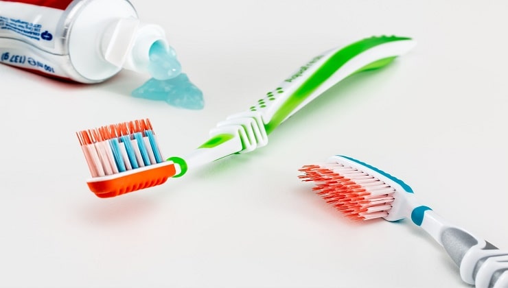 Cepillos de dientes y pasta de dientes