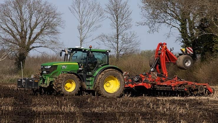 Tractor esparce fertilizante natural