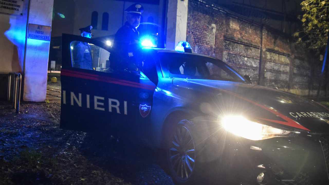 Carabinieri per denunciato dalla figlia per violenza