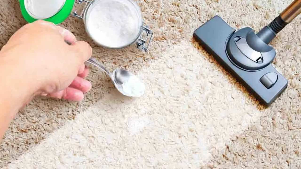 cuillère à café de bicarbonate de soude sur le tapis