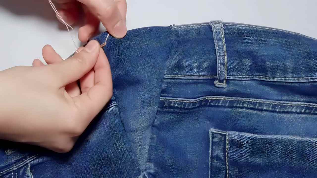 Come aumentare il girovita dei pantaloni senza macchina da cucire: basta 1  ago