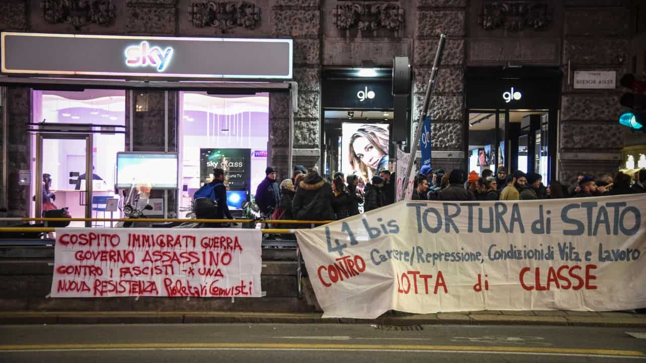 La protesta degli anarchici a Milano
