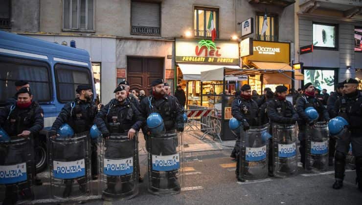Le forze dell'ordine schierate per la protesta