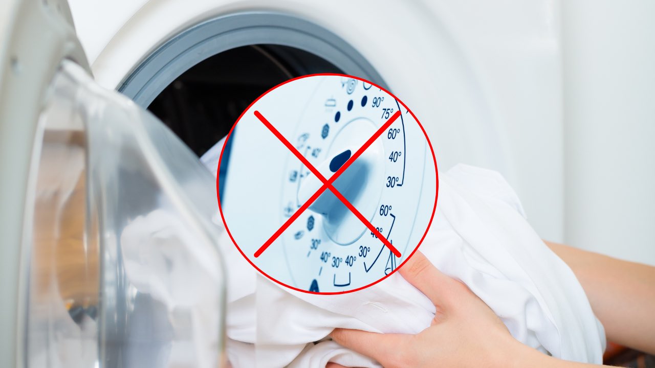 Lenzuola in lavatrice e manopola che segna 60°