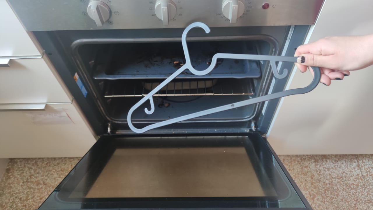 Metodo della gruccia per pulire il forno