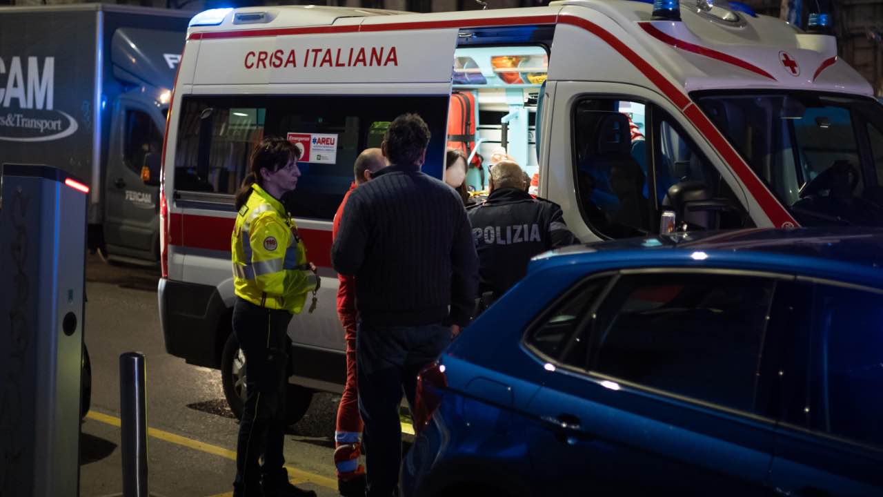 Milano, sanitari sul luogo dell'aggressione