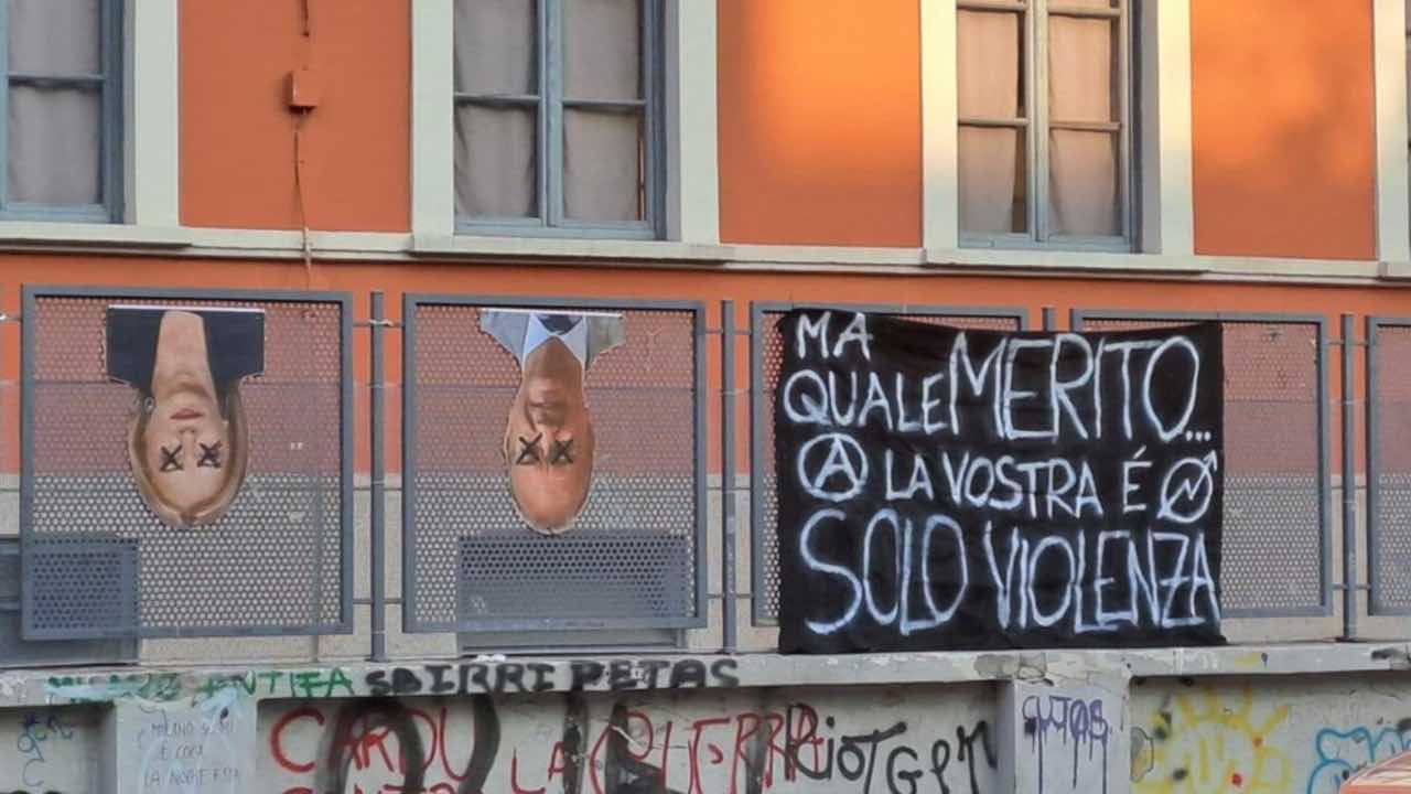 Milano, striscione liceo Carducci