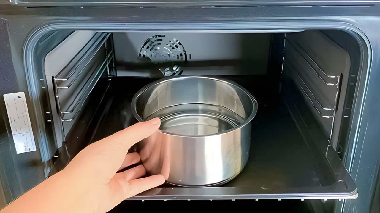 Con il metodo della pentola lo sporco si stacca subito dal forno