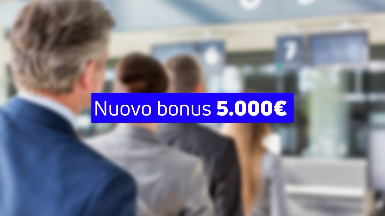 Persone in coda per richiedere il bonus 5.000 euro