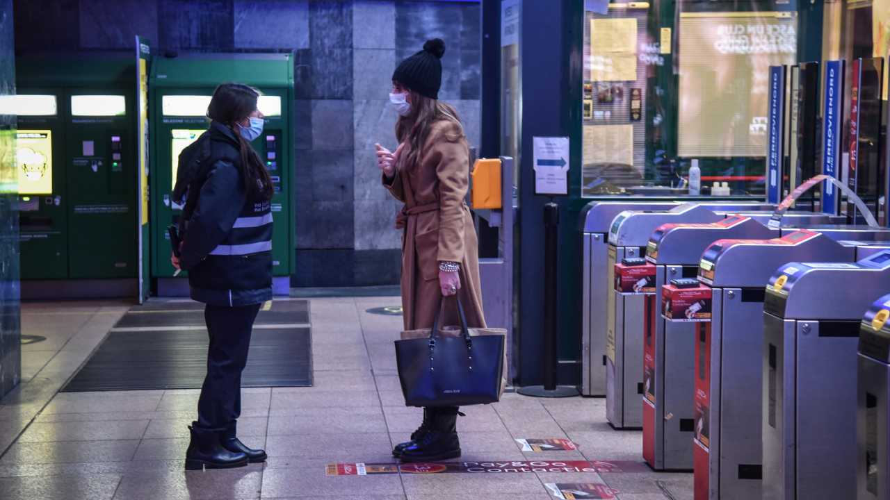 Donna in stazione