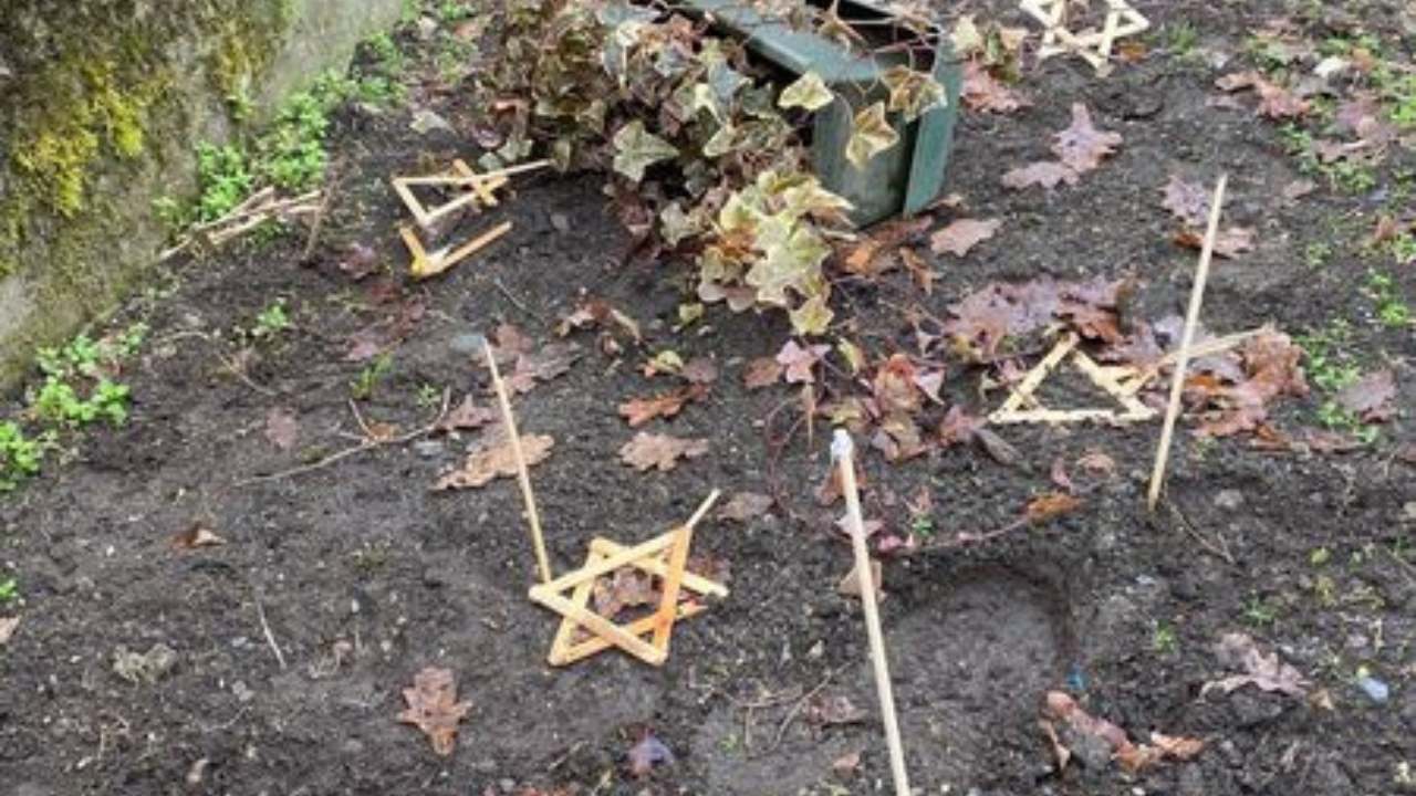 Sondrio distrutto giardino della momeria Shoah 