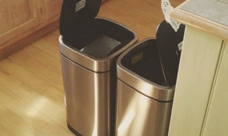 Bidoni Della Spazzatura Immagine Stock. Immagine Di Deposito - 33899413