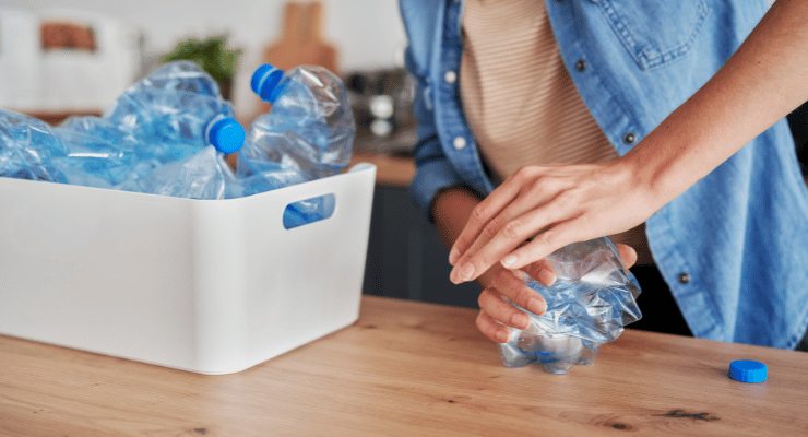 Mai schiacciare le bottiglie di plastica dopo averle usate, l'errore  commesso da tutti