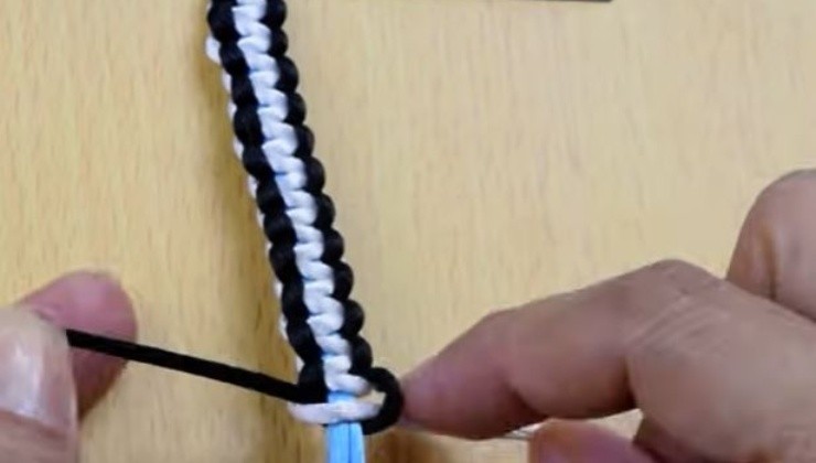 Come fare un bracciale con fili di lana: i semplicissimi passaggi da seguire
