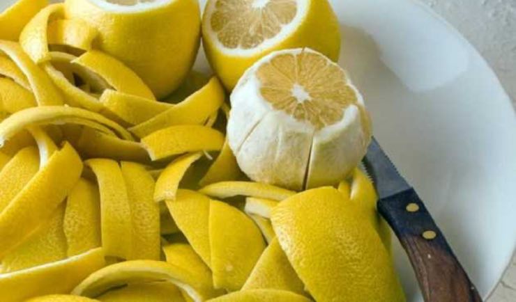cáscaras de limón en rodajas