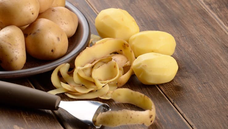 Metti le bucce di patate in un vaso.