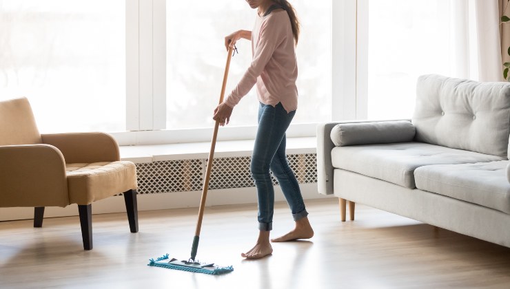 lavare i pavimenti per pulire ogni angolo di casa