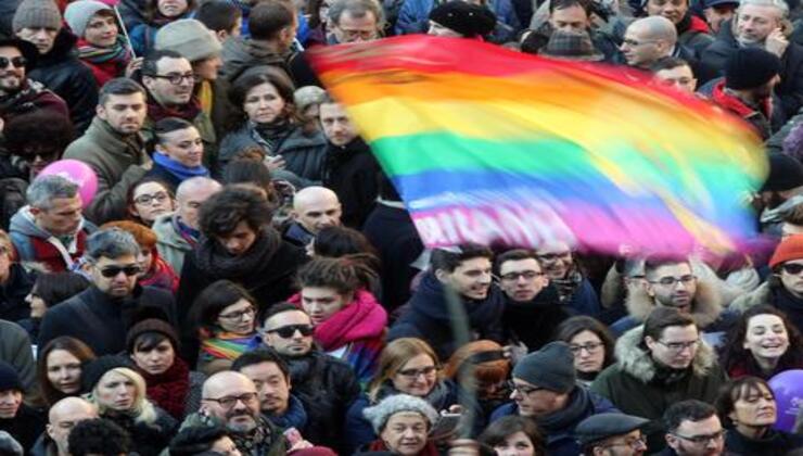 manifestanti famiglie arcobaleno