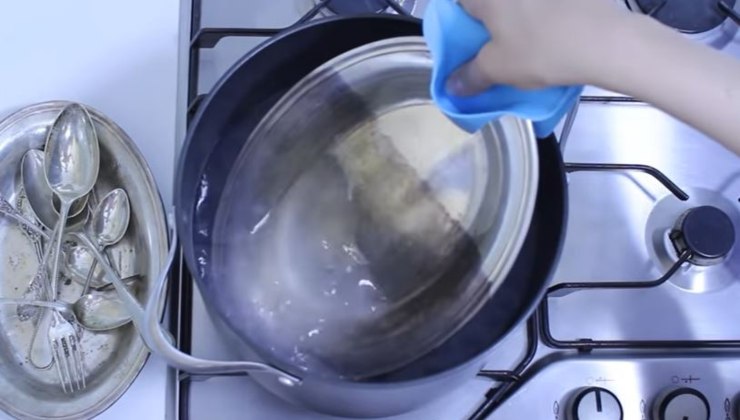 Fai una pallina di carta stagnola e usala così: risolvi un grosso problema  in cucina