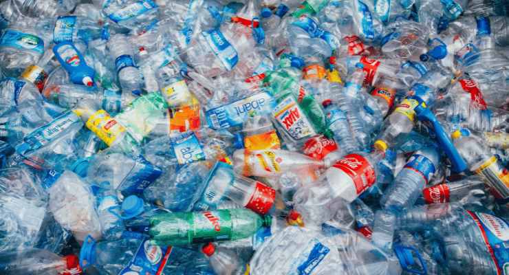 Schiacciare bottiglie di plastica: come funziona il riciclo