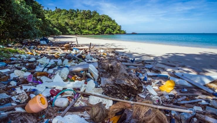 Spiaggia inquinata dalla plastica