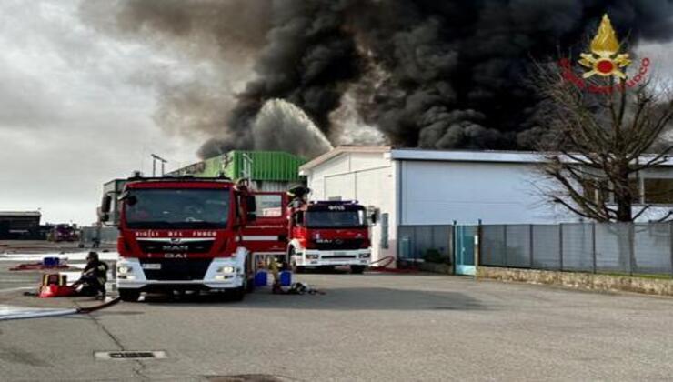 vigili del fuoco spengono fiamme