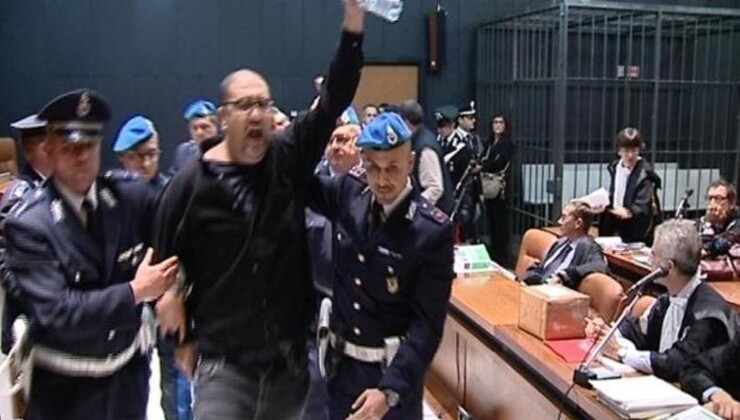 Alfredo Cospito protesta in tribunale